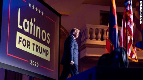 در این عکس 14 سپتامبر 2020 ، رئیس جمهور دونالد ترامپ برای یک میزگرد لاتین برای ائتلاف ترامپ در Arizona Grand Resort & Spa در ققنوس می آید. 