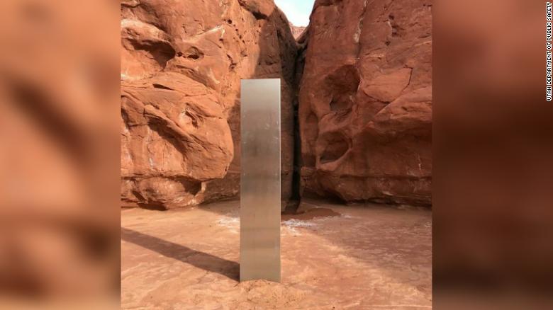 Un fotografo del Colorado ha detto di aver visto l'ormai famoso monolite nel sud-est dello Utah cadere a terra