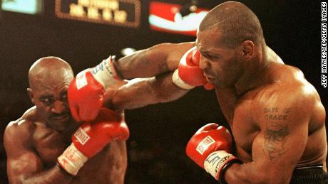 Evander Holyfield (L) und Mike Tyson (R) schlagen am 28. Juni 1997 in ihrem Kampf um die WBA-Schwergewichtsmeisterschaft in der MGM Grand Garden Arena in Las Vegas.