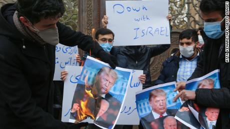 دانشجویان روز شنبه در خارج از وزارت امور خارجه در تهران اعتراض کردند. 