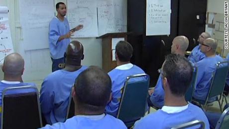 برایانت در تصویر در زندان در حال آموزش مشروبات الکلی و سایر مشاوران مواد مخدر در زندان است.  همه مردان تصویر شده اکنون در جامعه آزاد و پر رونق هستند.