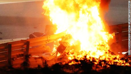 Nach dem Absturz von Romain Grosjean ist ein Feuer abgebildet. 