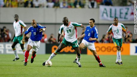 Diop spielt beim Schocksieg Senegals gegen Frankreich bei der Weltmeisterschaft 2002.