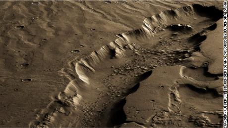این یک نمایش عمودی اغراق آمیز و با رنگ کاذب از یک کانال بزرگ حکاکی آب در مریخ به نام Dao Vallis است.