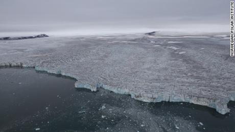 Aars, der seit 2003 an Spitzbergen arbeitet, sagt "Gletscher sind nicht mehr dort, wo sie waren," und haben sich Hunderte von Metern, sogar Kilometer zurückgezogen.
