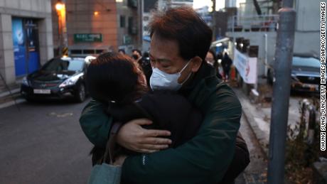 A father hugs on her daughter taking the college entrance exam amid the coronavirus pandemic on December 3, 2020 in Seoul, 南韩. 