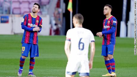 Messi und Dest stehen für eine Schweigeminute zu Ehren von Diego Armando Maradona während des La Liga-Spiels zwischen Barcelona und Osasuna.