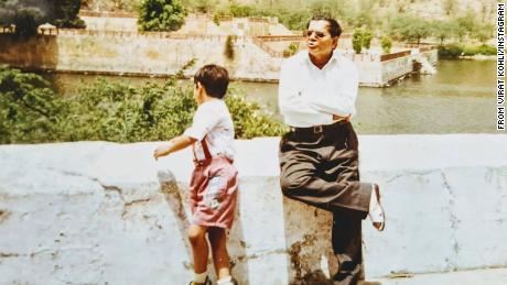 Im Juni veröffentlichte Virat Kohli diese Nachricht zusammen mit einem Bild von beiden an seinen Vater auf Instagram: "An diesem Vatertag fordere ich Sie alle auf, dankbar für die Liebe Ihres Vaters zu sein, aber immer nach Ihrem eigenen Weg zu suchen, um im Leben voranzukommen. Sie müssen nie nach hinten schauen, weil sie immer über Sie wachen, ob sie physisch dort sind oder nicht. Glücklicher Vatertag."