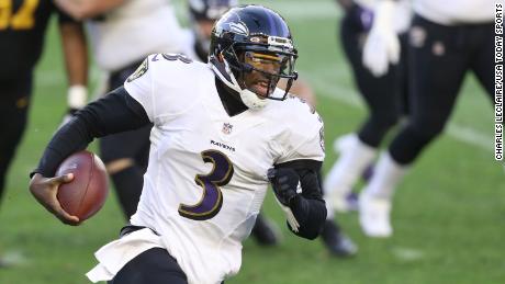 Baltimore Ravens Quarterback Robert Griffin III stürzt den Ball gegen die Pittsburgh Steelers.