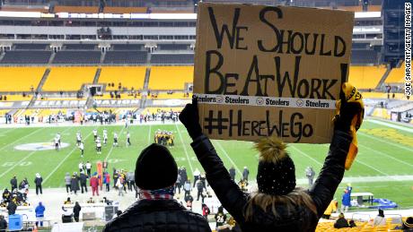 Ein Fan zeigt ein Schild während eines Spiels zwischen den Pittsburgh Steelers und Baltimore Ravens am 2. Dezember in Heinz Field.