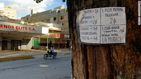Un letrero en un barrio venezolano ilustra la dolarización de la economía.