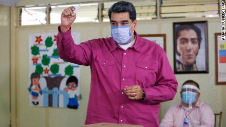 El presidente de Venezuela, Nicolás Maduro, muestra su boleta en las elecciones del fin de semana, antes de un referéndum competitivo de la oposición esta semana.