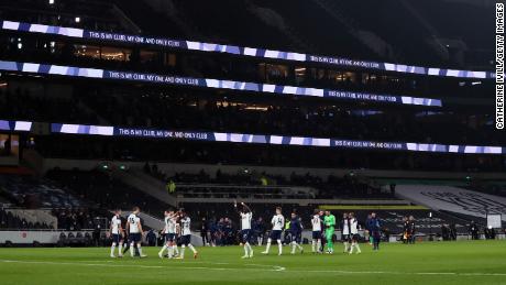 Eine allgemeine Ansicht, wie Tottenham-Spieler am Ende des Premier League-Spiels zwischen Tottenham Hotspur und Arsenal mit ihren Fans feiern.