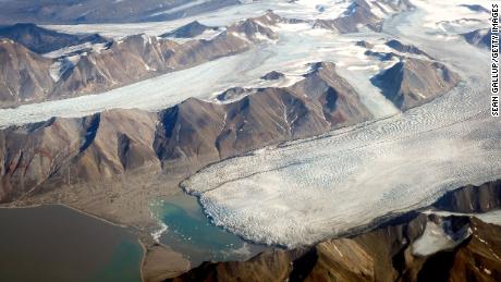 El Ártico se está volviendo más cálido, más verde y menos helado mucho más rápido de lo esperado, según un informe