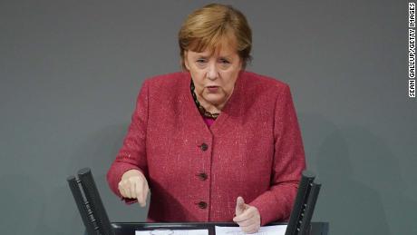 Merkel bittet die Deutschen, ein "letztes Weihnachtsfest mit den Großeltern" zu vermeiden. als Land zerschmettert tägliche Sterbeurkunde