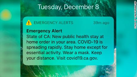 مقامات کالیفرنیا این هشدار متنی تلفن همراه را به دو منطقه مهم این ایالت ارسال کردند تا به میلیون ها نفر بگویند ویروس کرونا به سرعت در حال شیوع است و از آنها می خواهد به جز فعالیت های ضروری در خانه بمانند.