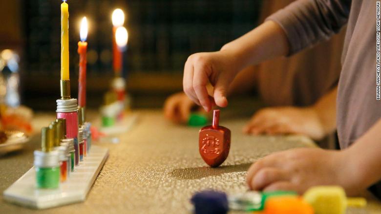 Le celebrazioni di Hanukkah risplendono in un mondo oscuro e pandemico