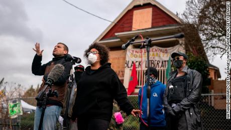 Activists and the Kinney family speak to the press about the citys attempted eviction of residents from the Red House on Mississippi Avenue on December 9, 2020 in Portland, Oregón.
