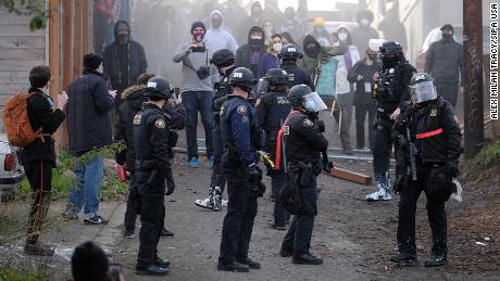 Protesters push police out of the area around the Red House on Mississippi Avenue in Portland, Oregón, en diciembre 8, 2020.