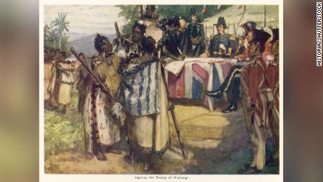 Foto von Historia / Shutterstock. Māori-Chefs unterzeichnen am 6. Februar 1840 in Neuseeland den Vertrag von Waitangi. 
