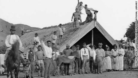 Te Mataruru Marae - oder Māori-Gemeinschaftsort - im Whanganui-Distrikt in den 1880er Jahren. Foto aus dem Atelier von William James Harding. 
