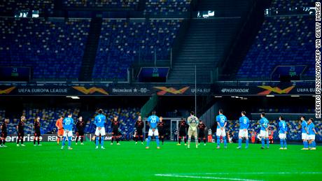 Die Spieler halten eine Schweigeminute für die verstorbene italienische Fußballlegende Paolo Rossi.
