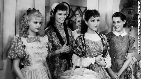los 1933 film adaption of Louisa May Alcott&#39;s &quot;Little Women&cotización; starred, desde la izquierda, Joan Bennett, Katharine Hepburn, Jean Parker and Frances Dee.