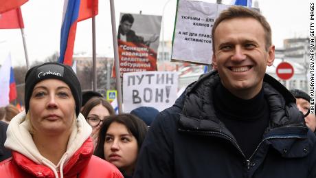 Alexey Navalny und seine Frau Yulia marschieren in Erinnerung an den ermordeten Kremlkritiker Boris Nemtsov im Jahr 2019 in Moskau. Yulia wurde während eines Urlaubs in Kaliningrad krank.