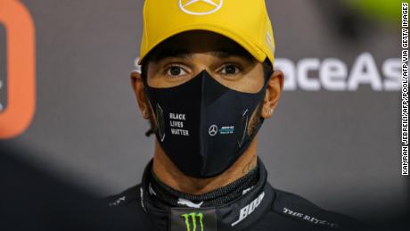 Lewis Hamilton schaut nach dem Qualifying beim Grand Prix von Abu Dhabi zu.