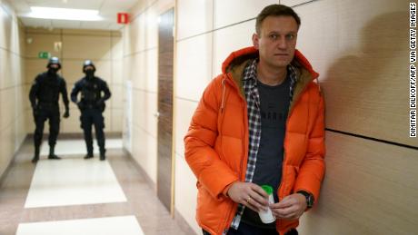 Der russische Oppositionsführer Alexey Navalny, der letztes Jahr in der Nähe von Strafverfolgungsbeamten seiner Anti-Korruptions-Stiftung in Moskau fotografiert wurde, wird immer überwacht.