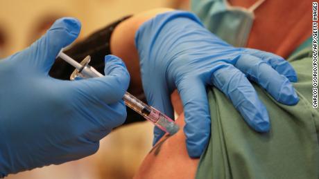 Un trabajador de apoyo personal recibe la vacuna en Toronto.