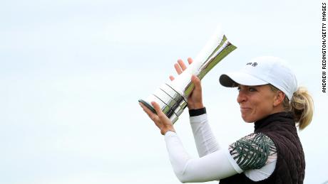 Popov lifts the trophy following victory at the Women&#39;s British Open.