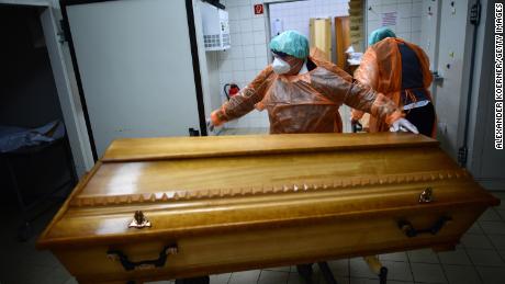 Bestattungsunternehmer bewegen am 7. Dezember in Annaberg-Buchholz im sächsischen Land Särge von Covid-19-Opfern, da das Land einen erneuten Anstieg von Infektionen und Todesfällen erlebt.
