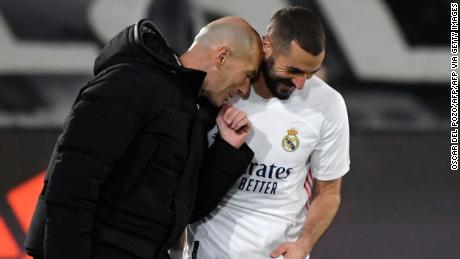 Karim Benzema feiert mit Zinedine Zidane nach einem Treffer gegen Athletic Bilbao.
