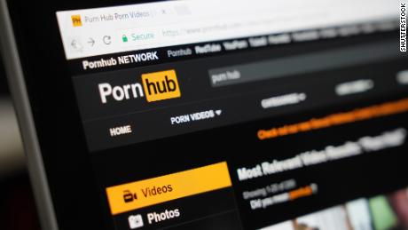 Pornhubは、合意に基づかないセックスビデオを提供したとして訴えられました