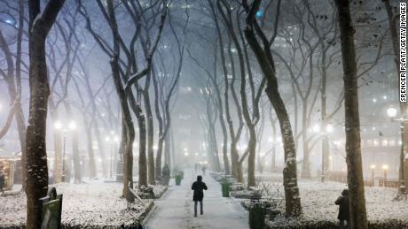 People walk through Manhattan in a snow storm on December 16, 2020 En nueva york