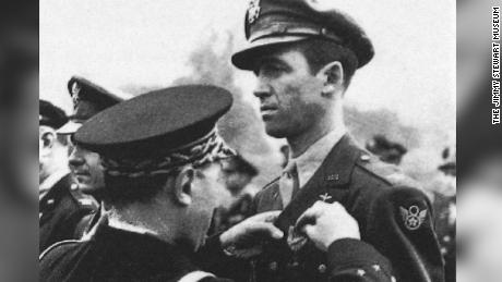 Stewart recibe la medalla Croix De Guerre por su servicio.  Cortesía del Museo Jimmy Stewart. 