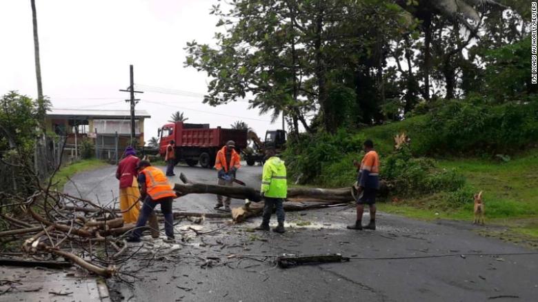 Cyclone Yasa rips through Fiji, 至少杀死 2 people and destroying homes