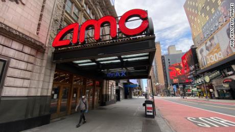 Una sala de cine AMC en Times Square permanece cerrada durante la pandemia de coronavirus el 3 de mayo de 2020 en la ciudad de Nueva York. 
