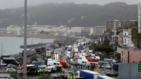 Reisende nach Europa werden am Mittwochmorgen von Polizisten im Hafen von Dover angehalten.