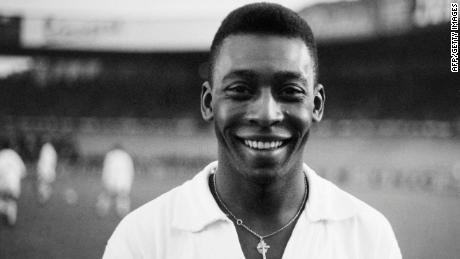 Der brasilianische Stürmer Pelé, der sein Santos-Trikot trägt, lächelt, bevor er 1961 ein Freundschaftsspiel bestreitet.