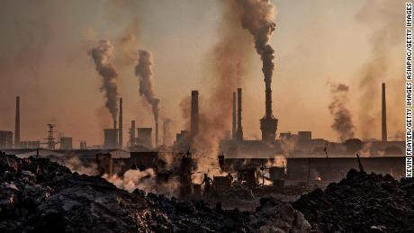 Olas de humo de una gran planta siderúrgica en Mongolia Interior, China.