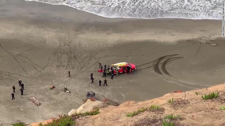 자동차가 절벽에서 추락 한 후 구조 된 여성, 샌프란시스코 해변에 착륙