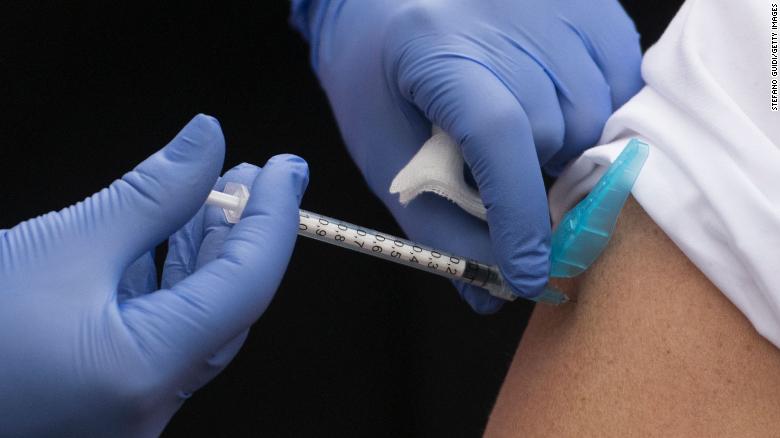 Europa loods massa-inentingsprogram terwyl lande hardloop om nuwe variant te bevat
