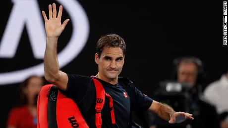 Federer erkennt die Menge an, als er nach einer Niederlage gegen Djokovic bei den Australian Open Anfang dieses Jahres vom Platz geht.