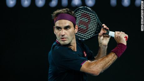 Federer spielt eine Rückhand in seinem Halbfinalspiel gegen Novak Djokovic am 11. Tag der 2020 Australian Open im Melbourne Park am 30. Januar 2020 in Melbourne, Australien.