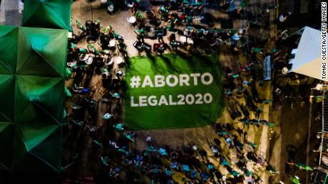 Los manifestantes sostienen una pancarta que dice: "Aborto legal" frente al Congreso Nacional en Buenos Aires el 10 de diciembre.