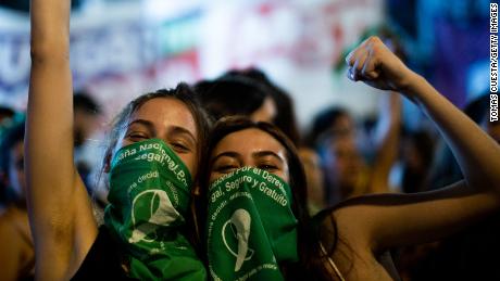 Los activistas celebran después de que la cámara baja de Argentina aprobara un proyecto de ley para legalizar el aborto el 10 de diciembre.