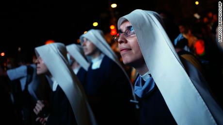 Las monjas se manifiestan contra la despenalización del aborto mientras los legisladores debaten su legalización, frente al Congreso en Buenos Aires el martes.
