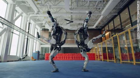 ربات های Boston Dynamics را که با رقص در & # 39؛  آیا من را دوست داری & # 39؛